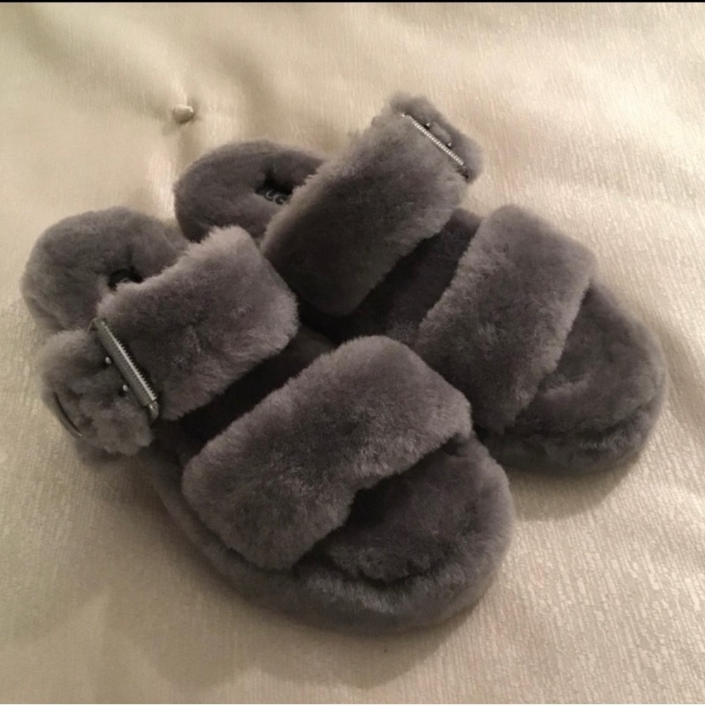 UGG Fuzz Sheepskin Women Slippers Sz 8
CATEGORY